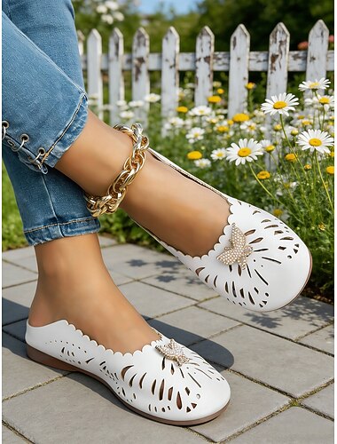  Damesmuiltjes in geel met een brede pasvorm en een vlinderdetail van strasssteentjes. Deze stijlvolle en comfortabele instapschoenen zijn perfect voor dagelijks gebruik, lente-/zomeruitjes, ontspannen wandelingen en buitenactiviteiten.