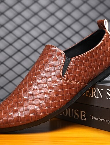  Sapatos masculinos marrons de tecido, modelo slip-on, casuais e confortáveis, ideais para o dia a dia e passeios de lazer.