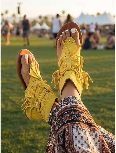  Sandales à franges en daim jaune pour femmes, en tissu respirant perforé, avec détails de liens à pompons, chaussures de style bohème éclatantes pour les festivals de musique et les vacances.