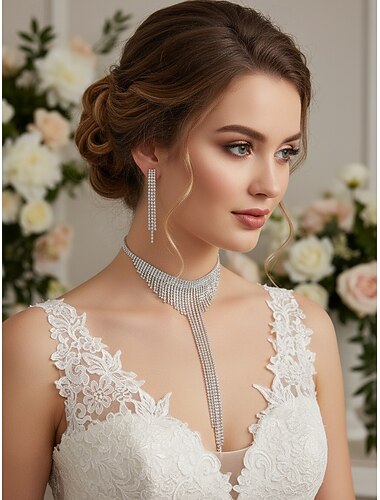  Damesett med glitrende strass-smykker - sølvfarget choker-halskjede og lange duskøreringer, glamorøst statement-tilbehør til kveldsdans og cocktailfester