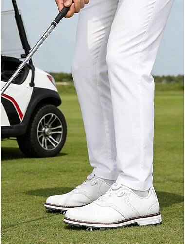  Chaussures de golf blanches pour homme, légères et respirantes, semelle adhérente et stable, style sportif et épuré, idéales pour le golf et les activités de plein air.