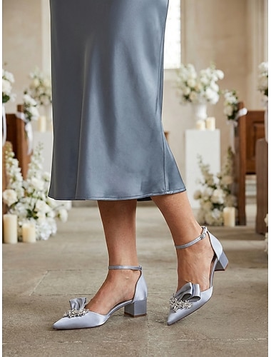  Damespumps met blokhak van satijn in een zachtroze tint, met strik. &Elegante schoenen voor de moeder van de bruid met kristallen details voor kerkelijke bruiloften.