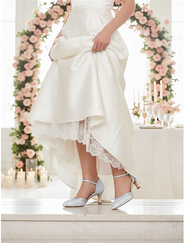  Lichtblauwe kanten pumps met spitse neus voor dames – elegante, romantische stijl, comfortabele kitten heels voor stadsbruiloften en moderne bruiden.