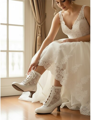  מגפוני קרסול לבנים וינטג' לנשים משנות ה-30 עם שרוכים ותוספות תחרה פרחוניות - עקבים אלגנטיים בסגנון רטרו לאירועים רשמיים, חתונות ומסיבות