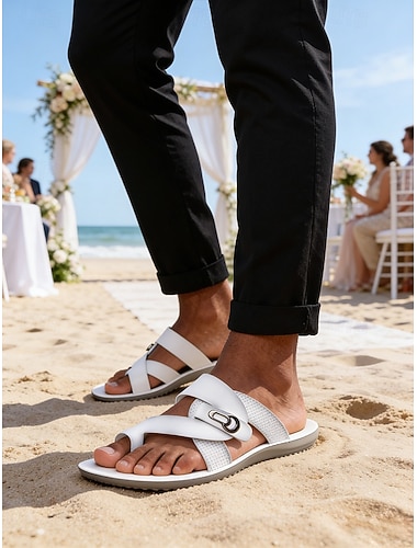  Hvite herresandaler i kunstskinn, justerbare stropper, komfortabel passform, elegante strandbryllupssko