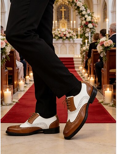  Chaussures habillées bicolores pour hommes, style Oxford marron et blanc, à lacets, allure vintage élégante idéale pour les mariages et les occasions formelles.