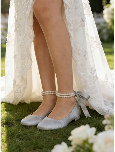  Ballerines ivoire à bride cheville ornées de perles, élégantes chaussures de mariée ballerines pour un mariage en extérieur, dans un jardin ou sur une pelouse.
