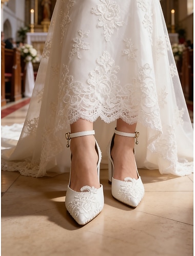  Ivoren pumps met enkelbandje en blokhak, gemaakt van kant, elegante bruidsschoenen voor een bruid op een stadsbruiloft