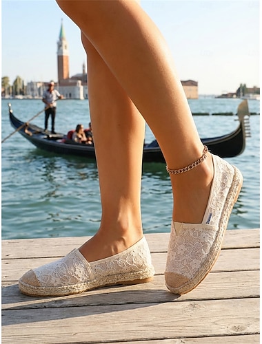  Espadrilles plates blanches en dentelle pour femmes – élégantes, style tropical, chaussures respirantes à enfiler pour les croisières méditerranéennes et les vacances en station balnéaire.