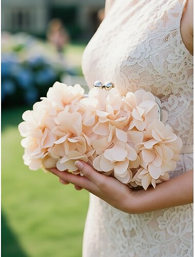  Pochette de soirée légère en polyester à motif floral, avec bandoulière chaîne courte et élégante bordure en pétales 3D. Disponible en plusieurs coloris. Idéale pour les mariages, les fêtes et les événements formels.