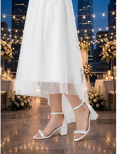  Sandálias femininas de salto bloco com cristais na cor marfim, elegantes sapatos de noiva com tira no tornozelo para casamentos modernos na cidade.