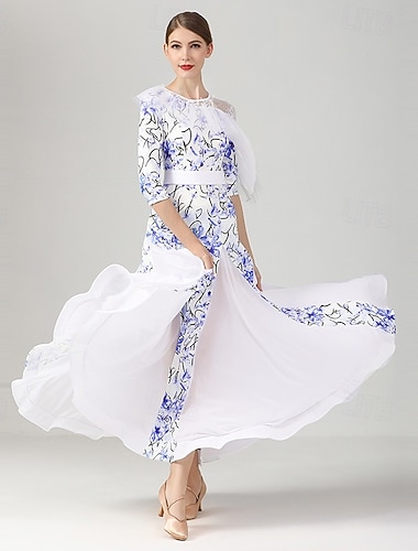  Damekjole med blå og hvit blomsterprint, asymmetrisk ballroom-dans, moderne standard konkurranseantrekk, asymmetrisk netting, rysjer med skuldre, 3/4-ermer, valsekjole
