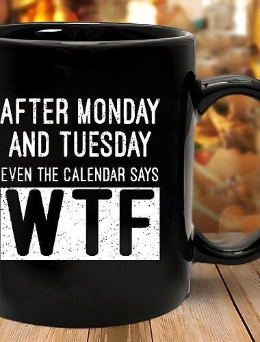  Divertida taza de regalo "Después del lunes y el martes, hasta el calendario dice '¿Qué demonios?'". Taza de café de cerámica negra. Divertido regalo de supervivencia para la semana laboral para