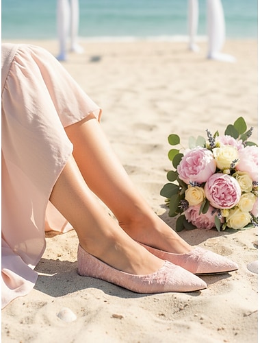  Elegante roze kanten ballerina's voor dames, met spitse neus, comfortabele schoenen voor bruiloftsgasten op een strandbruiloft.