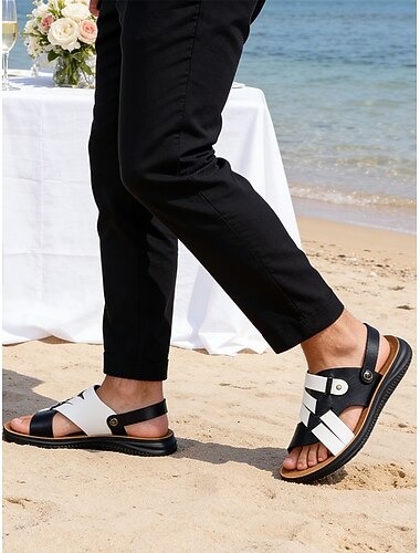  Svart-hvite sandaler i kunstskinn for menn – elegante, uformelle sko til strandbryllup, sommerfeiringer og utendørsarrangementer