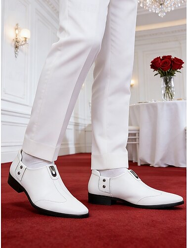  Mocassins blancs pour hommes, modèle classique à enfiler avec des détails chics, style confortable pour les mariages, les cérémonies religieuses et formelles.