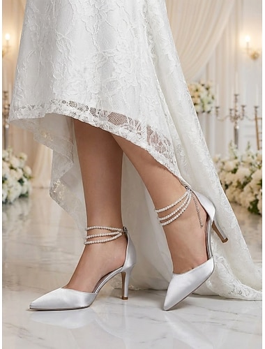  Damesko med sølvfarget sateng og spisse tåhæler med perlemor ankelstropper, elegante brudesko til strandbryllup