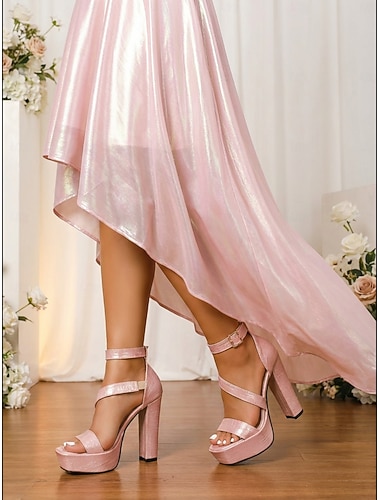  Roze platformhakken van lakleer voor dames - stijlvolle sandalen met blokhak en gespbandje, perfect voor bruiloftsgasten en cocktailparty's.