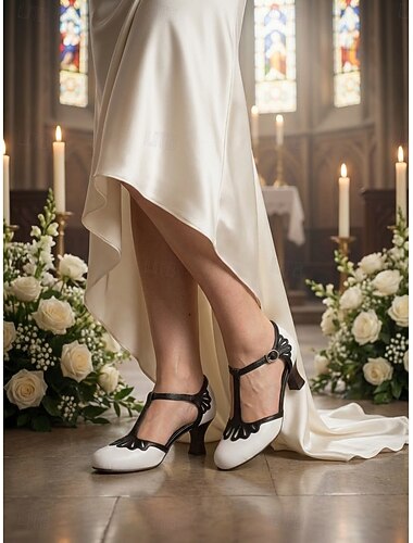  kremfargede pumps med t-stropp til dame – elegante rund tå, blokkhæl og justerbar spenne til brudens mor, for kirkebryllup og tradisjonelle seremonier
