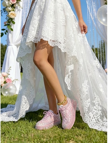  Zilveren platform sneakers met strasssteentjes voor dames – een sprankelende bruidsstijl voor een bruiloft in de tuin.