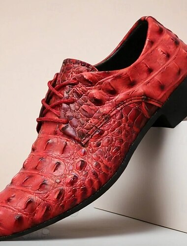  Herenschoenen van imitatieleer met rode krokodillenprint en vetersluiting, een trendy ontwerp voor speciale gelegenheden.