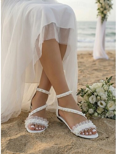  Hvite strandsandaler til dame – elegante brudesko med perlestropper og rysjer i tyll for bryllup på reisemål, seremonier ved sjøen og tropiske bryllupsreiser