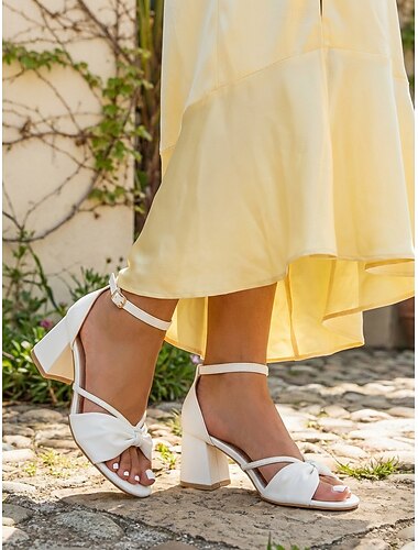  Bruine sandalen met knoopdetails en blokhak voor dames, elegante pumps met enkelbandje voor bruiloftsgasten op een tuinbruiloft.