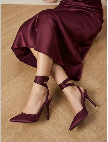  Dames pumps met enkelbandje van bordeauxrood satijn - elegante stiletto pumps met spitse neus voor bruiloftsgasten op stadsbruiloften.