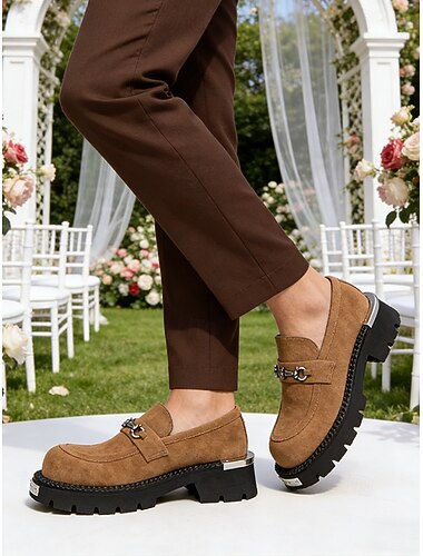  Mocassins pour homme en daim marron, modèle élégant à enfiler avec semelle épaisse, parfaits pour les mariages en plein air, les événements formels et les célébrations élégantes.