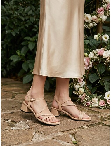  Damesko med rem og blokkhæl i nude - elegante lavhælte sko til bryllupsgjester med firkantet tå for hagebryllup og utendørsfester &sommerarrangementer