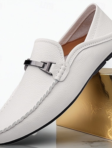  Miesten valkoiset keinonahkaiset loaferit metallisoljella, klassiset vapaa-ajan kengät toimistolle, häihin ja jokapäiväiseen käyttöön.