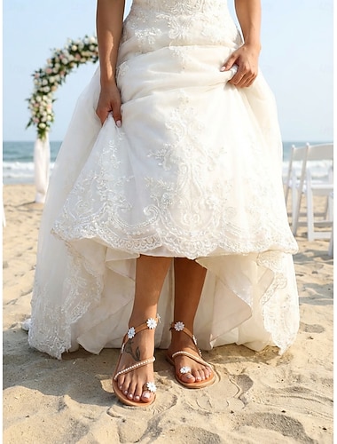  Damessandalen met bloemenprint in nude tint, boho bruidsschoenen met strassbandjes voor bruiden op strandbruiloften.