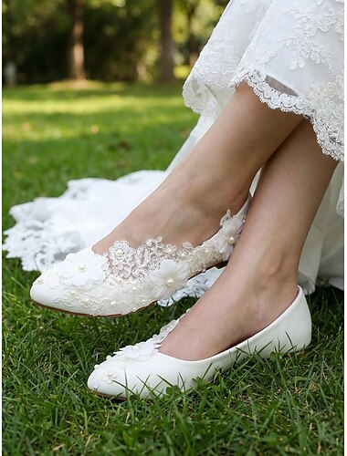  Ivoren damesschoenen met kanten details, bloemen en parels, romantische bruidsschoenen voor een tuinbruiloft.
