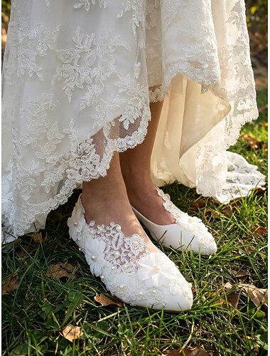  Ivoren damesschoenen met kanten details, bloemen en parels, romantische bruidsschoenen voor een tuinbruiloft.