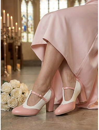  Retro brune og hvite damesko med t-stropp, brogue-detaljer og spennelukking fra 1950-tallet – vintage Mary Jane-sko til kontor, hagefester og retro-temaarrangementer