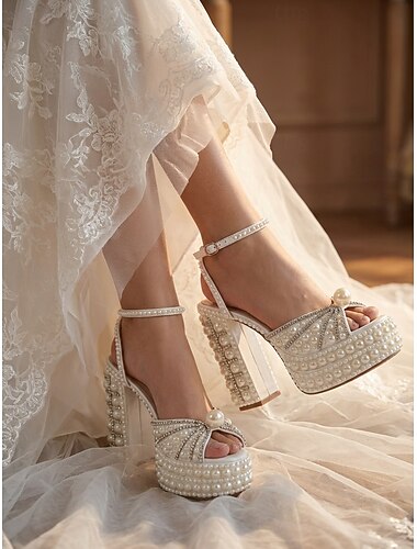  Ivoren damessandalen met parelmoeren plateauzool en blokhak, luxe versierde bruidsschoenen voor stadsbruiloften.