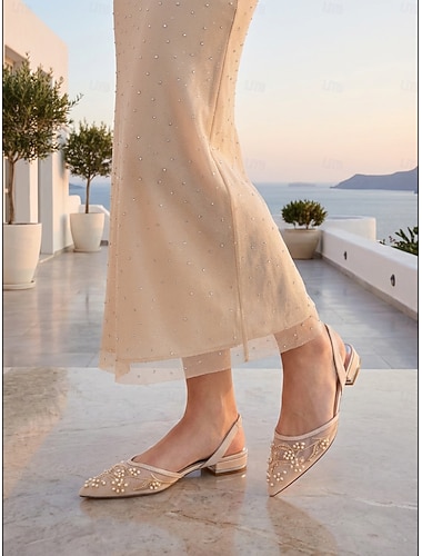  Ballerines plates bleu marine en résille pour femmes, à bout pointu et ornées de perles, idéales pour les demoiselles d'honneur lors de mariages en plein air dans un jardin.