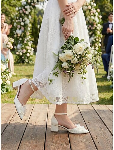  Elegante, elfenbeinfarbene Brautschuhe mit Spitze, florales Design, spitze Zehenpartie und Knöchelriemen, elegante Schuhe für Bräute bei einer Gartenhochzeit