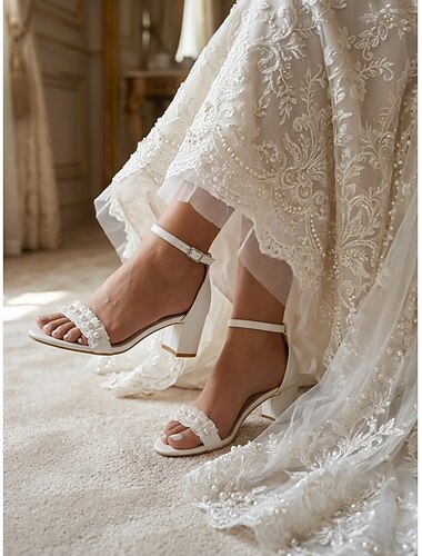  Sandálias femininas de salto bloco branco marfim com detalhes em pérola - sapatos de noiva elegantes para casamentos ao ar livre.