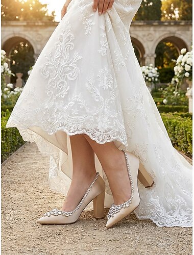  Elfenbensvita pumps i satin med blockklack för kvinnor – eleganta brudskor för utomhusbröllop i trädgården