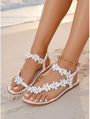  Witte platte sandalen met bloemenprint en T-bandje, versierd met strass-steentjes – romantische boho-bruidsschoenen voor bruidsmeisjes, bruiden op het strand en ceremonies in de buitenlucht.