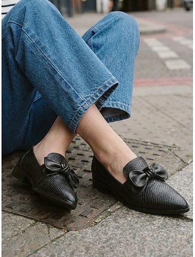  Mocassini penny a punta nera chic da donna – Eleganti slip-on in pelle a stampa rettile con fiocco decorativo per lavoro in ufficio abbigliamento professionale e commuting quotidiano