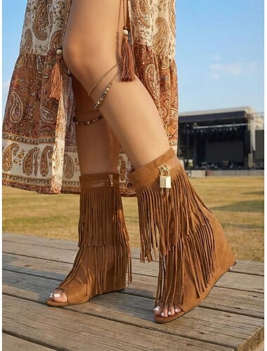  Bottes compensées à bout ouvert en daim à franges pour femmes avec fermeture éclair et détail de verrouillage – style festival bohème pour concerts de musique et événements en plein air
