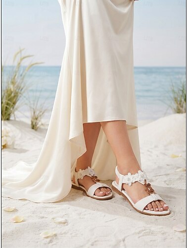  hvite, blomstrete, flate sandaler til dame, elegante brudesko med blonder, strandsandaler til bruder