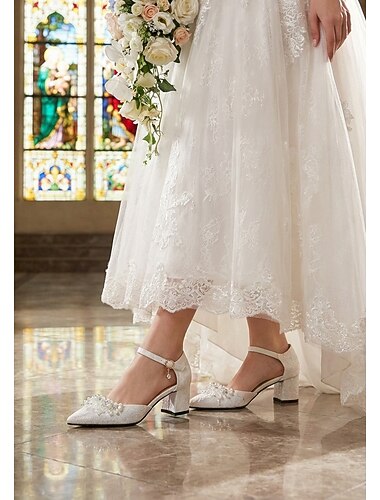  Ivoren Mary Jane bruidsschoenen met blokhak voor dames – een elegante bruidsstijl voor kerkelijke bruiloften.