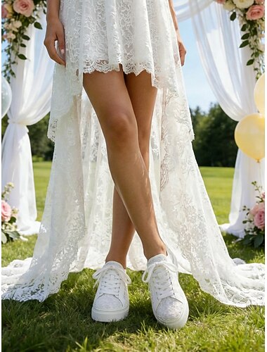  női fehér csipkés platformos menyasszonyi tornacipők – kényelmes esküvői cipők kültéri kerti szertartásokhoz