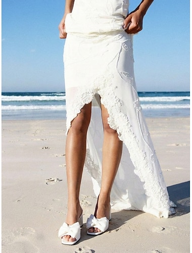  Hvite damesandaler med sløyfe og blokkhæl og firkantet tå – elegante sommersandaler for byferier, feriesteder og brunsjantrekk