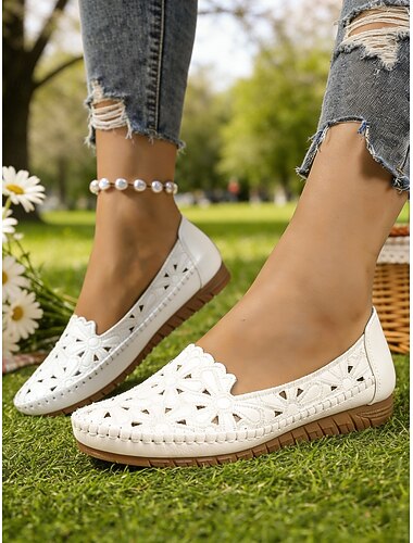  Mocassins blancs respirants pour femmes, ajourés et brodés de fleurs, avec semelle intérieure rembourrée et moelleuse. Élégants et confortables, ils sont parfaits pour la marche, les voyages, les
