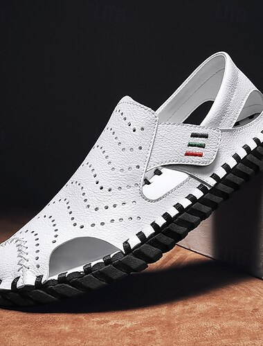  Chaussures décontractées pour hommes en similicuir blanc perforé, mocassins légers et respirants, parfaits pour l'été et les sorties décontractées.