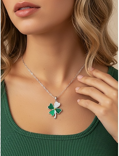  Colar feminino com pingente de trevo verde em liga metálica resistente, ideal para o Dia de São Patrício. Disponível em diversos estilos, incluindo trevo e ferradura. Joia festiva irlandesa perfeita para desfiles, festas e ocasiões especiais.